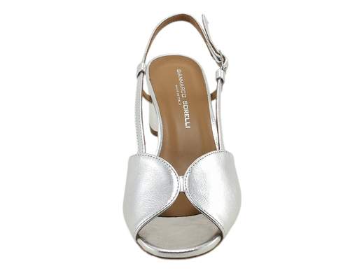 Sandali Gianmarco Sorelli 1906/Imma in pelle nappa con tacco comodo da 5 cm. Raffinati, artigianali, perfetti per ogni look elegante. Made in Italy.<br /><br />Se cerchi dei sandali con tacco eleganti che non ti facciano pentire di averli indossati dopo 10 minuti... benvenuta nel mondo dei *Gianmarco Sorelli 1906/Imma*.<br /><br />La fascia ampia in morbida pelle nappa avvolge il piede con classe (e con quel pizzico di charme italiano che non guasta mai), mentre il cinturino slingback regolabile con fibbia tiene tutto al suo posto. Interno in pelle, sottopiede imbottito e un tacco a blocco da 5 cm: il comfort, qui, non è un optional.<br /><br />E poi c’è la suola in cuoio ecologico antiscivolo, per camminare sicura anche su terreni a rischio figuraccia.<br /><br />Perfetti con un tailleur, un vestito fluido o un jeans con blazer, questi sandali in pelle Made in Italy sono la scelta giusta per ogni occasione chic… dove la parola d’ordine è: raffinata sì, sfinita no.