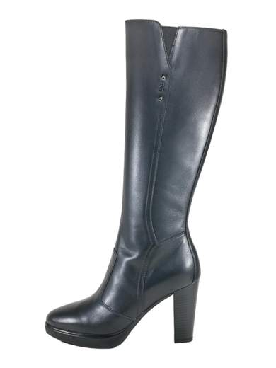 Stivali NeroGiardini in pelle nera, tacco 9 cm con plateau, comfort sorprendente e stile deciso. Eleganza Made in Italy per look impeccabili ogni giorno.<br /><br />Questi stivali NeroGiardini hanno tutto ciò che ti aspetti da un modello Made in Italy: pelle liscia nera impeccabile e un design che mixa carattere e raffinatezza senza sforzo.<br /><br />All’interno la fodera è tutta in pelle, così come il sottopiede imbottito che accompagna la camminata senza togliere un briciolo di stile. Il tacco a blocco da 9 cm sembra più basso grazie al plateau da 1,5 cm: un trucco che fa comodo a chi ama l’altezza ma non il mal di piedi.<br /><br />La zip interna rende la calzata pratica, mentre l’elastico sul gambale accoglie meglio il polpaccio, adattandosi senza forzature. La suola in gomma antiscivolo completa un modello pensato per stare in piedi tutto il giorno… con una certa classe.<br /><br />Stivali grintosi ma elegantissimi, perfetti dall’ufficio alle serate in cui vuoi farti notare senza esagerare.<br />Provali e lasciati sorprendere dal comfort.