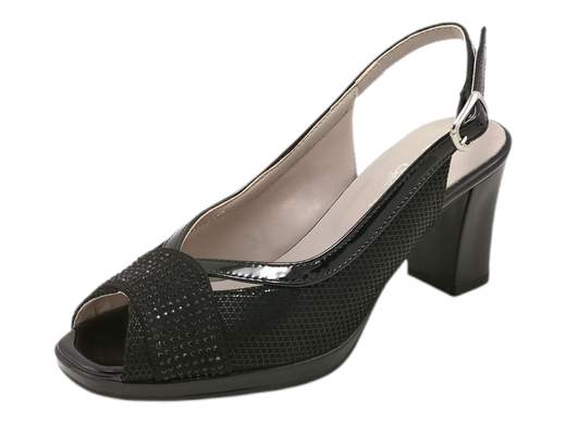 Scopri i Sandali Slingback CINZIA Soft MM275064 004 in camoscio con strass, eleganti e comodi, su Laporta Calzature. Acquista ora!<br /><br />I Sandali Slingback CINZIA Soft MM275064 004, disponibili su Laporta Calzature, sono la scelta perfetta per chi cerca eleganza e comfort in un'unica soluzione. <br />Realizzati in morbido camoscio con applicazioni di strass e dettagli in vernice, questi sandali aggiungono un tocco glamour a qualsiasi outfit. <br />Il comodo tacco di 6,5 cm, abbinato a un plateau di 1 cm, garantisce stabilità e una calzata confortevole per tutto il giorno. <br />Ideali per cerimonie e occasioni speciali, possono essere indossati durante tutto l'anno grazie al loro design versatile. Orgogliosamente Made in Italy, questi sandali sono sinonimo di qualità e stile raffinato. <br />Aggiungi un tocco di classe al tuo look, acquista ora su Laporta Calzature!