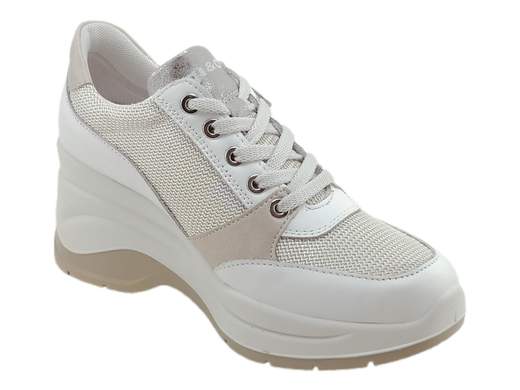 Sneakers donna IGI&CO Colette 7654111 in pelle e tessuto laminato. Comfort top con zeppa da 7 cm e chiusura zip. Scoprile su Laporta Calzature! <br /><br />Vuoi slanciare la silhouette senza rinunciare al comfort? <br />Le sneakers IGI&CO Colette 7654111 fanno al caso tuo! <br />Realizzate in pelle e tessuto laminato, combinano eleganza e traspirabilità. <br />La doppia chiusura con lacci e zip laterale assicura una calzata pratica e personalizzata, mentre il sottopiede imbottito in memory foam coccola ogni passo. <br />Il tocco in più? La zeppa ammortizzante da 7 cm che regala altezza e stabilità. <br />100% Made in Italy e disponibili su Laporta Calzature. <br />Non lasciartele sfuggire!