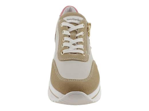 Sneaker donna NeroGiardini in pelle milk e camel con dettaglio animalier, suola running 4,5 cm e plantare memory DryGo per un look urban chic.