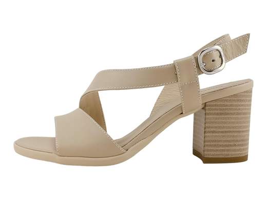 Raffinato sandalo da donna NeroGiardini con tacco a blocco di 6,5 cm, doppia fascia in pelle con fibbia e suola antiscivolo, disponibile in nero e lino.
