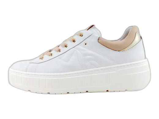 Sneakers NeroGiardini E513090D in pelle bianca con dettagli salmone e dorati, platform 5 cm e sottopiede DryGo. Comfort e stile Made in Italy!<br /><br />Le sneakers NeroGiardini E513090D sono quel tocco glam che mancava al tuo look. <br />Realizzate in morbidissima pelle bianca, sfoggiano un doppio inserto in pelle salmone e specchio dorato: mix perfetto tra eleganza e freschezza. <br />I lacci in tinta salmone aggiungono un twist delicato e super femminile. <br />All’interno? Fodera in pelle e sottopiede DryGo estraibile, imbottito e traspirante per una camminata che sa di nuvole. <br />La platform da 5 cm in gomma ti dà slancio e grinta, senza rinunciare al comfort. <br />Le trovi su Laporta Calzature. Non lasciartele scappare, fanno girare la testa… anche ai tuoi piedi!