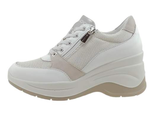 Sneakers donna IGI&CO Colette 7654111 in pelle e tessuto laminato. Comfort top con zeppa da 7 cm e chiusura zip. Scoprile su Laporta Calzature! <br /><br />Vuoi slanciare la silhouette senza rinunciare al comfort? <br />Le sneakers IGI&CO Colette 7654111 fanno al caso tuo! <br />Realizzate in pelle e tessuto laminato, combinano eleganza e traspirabilità. <br />La doppia chiusura con lacci e zip laterale assicura una calzata pratica e personalizzata, mentre il sottopiede imbottito in memory foam coccola ogni passo. <br />Il tocco in più? La zeppa ammortizzante da 7 cm che regala altezza e stabilità. <br />100% Made in Italy e disponibili su Laporta Calzature. <br />Non lasciartele sfuggire!