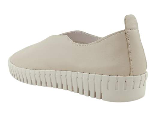 Ballerine CINZIA Soft PQ8245449C in pelle morbidissima, fodera traspirante e suola flessibile da 3 cm. Comfort e stile perfetti per l’estate! <br /><br />Leggere come una piuma, fresche come una brezza estiva! <br />Le ballerine CINZIA Soft PQ8245449C, in pelle morbidissima color roccia, avvolgono il piede con delicatezza, mentre la fodera traspirante assicura il massimo comfort anche nelle giornate più calde. <br />Il plantare imbottito in pelle è estraibile, adattandosi a ogni esigenza, e la suola flessibile con intagli da 3 cm dona leggerezza e libertà di movimento. <br />Pratiche, versatili e perfette per ogni occasione! Disponibili su Laporta Calzature, provale subito!