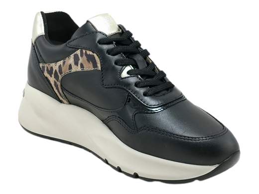 Scopri l'eccellenza italiana con la sneaker da donna NeroGiardini I308330D. Realizzata in pelle con riporto vernice, presenta un elegante inserto animalier per un tocco di stile. Il sottopiede in pelle estraibile DryGo assorbe l'umidità, garantendo comfort e benessere durante tutto il giorno. Con un moderno fondo ginnico alto 3,5 cm, questa sneaker unisce moda e funzionalità per un look irresistibile. Prova l'arte artigianale italiana ad ogni passo. Acquista ora e vivi l'eleganza Made in Italy.