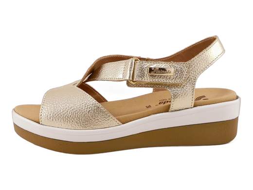 Sandali SUSIMODA 2012/34 con tomaia in pelle, chiusura a strappo ed elastico, plantare assorbente e zeppa 4,5 cm. Comfort e stile Made in Italy.<br /><br />I SUSIMODA 2012/34 sono la scelta perfetta per chi desidera un sandalo comodo ma con un look curato. La tomaia, interamente in pelle laminata, combina una fascia ampia e morbida con eleganti incroci sul collo del piede. Da un lato trovi un comodo elastico che accompagna i movimenti, dall'altro una chiusura a strappo regolabile per adattarsi perfettamente alla pianta.<br /><br />Il plantare, morbido e imbottito, è rivestito in microfibra assorbente studiata per mantenere il piede asciutto anche nelle giornate più calde. La zeppa leggera in poliuretano da 4,5 cm offre il giusto sostegno senza appesantire il passo. Ovviamente Made in Italy.<br /><br />Cerchi un sandalo pratico da indossare tutto il giorno, ma che abbia comunque un tocco di stile? Questo modello è pensato proprio per te.