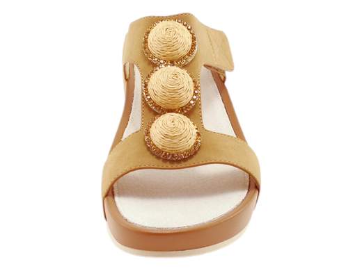 Ciabatta donna Grunland CI 0881 C9DIRA con zeppa 4 cm, fasce in ecopelle con strass e sottopiede in pelle imbottito. Comodità e stile insieme.<br /><br />La ciabatta donna Grunland CI 0881 C9DIRA è la scelta perfetta per chi ama unire praticità e dettagli glamour. La tomaia a due fasce in ecopelle è impreziosita da raffia e luminosi strass, così ogni passo diventa un piccolo tocco di eleganza.<br /><br />La fascia superiore è regolabile a strappo, per una calzata personalizzata e senza pensieri. Il sottopiede in pelle imbottito regala comfort immediato, mentre la zeppa di 4 cm, leggera e con suola antiscivolo, assicura stabilità e agilità in ogni situazione.<br /><br />Perfette per il tempo libero, le passeggiate o le vacanze, queste ciabatte Grunland ti accompagnano ovunque con comodità e un pizzico di brillantezza.<br /><br />Non aspettare: indossale e porta luce e comfort alle tue giornate!