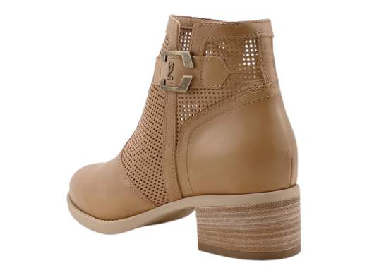 Stivaletto NeroGiardini E409710D: eleganza e comfort in ogni passo!<br />Pelle traforata, accessorio logato, zip laterale, plantare estraibile DryGo e tacco di 4 cm.