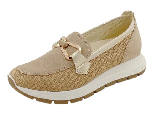 Mocassini donna IGI&CO Ermione 7659711 in camoscio biscotto con dettaglio dorato, plantare estraibile e suola ammortizzante. Scoprili su Laporta Calzature! <br /><br />Un classico senza tempo con un tocco di modernità! I mocassini IGI&CO Ermione 7659711 in morbida pelle scamosciata e tessuto stampato color biscotto regalano stile ed eleganza a ogni passo. <br />Il delicato accessorio dorato aggiunge un tocco raffinato, mentre il plantare imbottito estraibile (2 cm al tallone) assicura massimo comfort ed è sostituibile con uno correttivo. <br />Il fondo platform da 3,5 cm, leggero e ammortizzante, offre praticità e slancio senza rinunciare alla comodità. <br />Made in Italy, perfetti per ogni occasione! Li trovi su Laporta Calzature, ordinali ora!