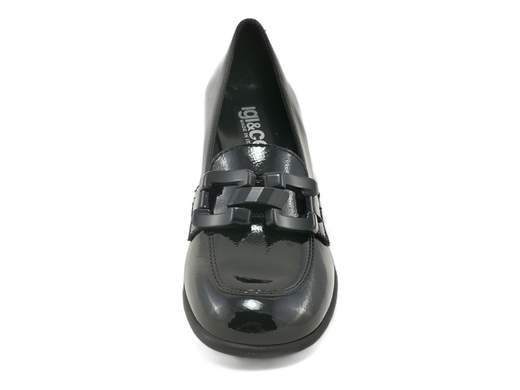 Mocassini IGI&CO 8696100 Fabiana in vernice naplack con catena e tacco a blocco. Eleganza e comfort in puro stile Made in Italy.<br /><br />I mocassini IGI&CO 8696100 Fabiana sono la perfetta sintesi tra classe e comodità. Realizzati in morbida vernice naplack nero, conquistano al primo sguardo grazie al raffinato accessorio a catena che aggiunge un tocco glamour senza rinunciare alla sobrietà.<br /><br />Il sottopiede in pelle imbottito avvolge il piede in un comfort totale, mentre il tacco a blocco da 5,5 cm e la suola in gomma antiscivolo assicurano stabilità e praticità in ogni momento della giornata.<br /><br />Ideali per l’ufficio, una passeggiata in centro o una serata chic, questi mocassini sono l’emblema dello stile raffinato che non rinuncia al benessere.<br />Ovviamente Made in Italy — eleganza e comfort firmati dalla tradizione artigianale italiana.<br /><br />Provali e scopri quanto può essere comodo essere impeccabilmente elegante!