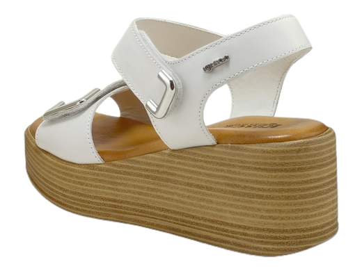 Scopri i Sandali Donna IGI&CO 5687311 Engy in pelle latte con fondo platform, comodi e regolabili, su Laporta Calzature. Acquista ora!<br /><br />I Sandali Donna IGI&CO 5687311 Engy, disponibili su Laporta Calzature, offrono un perfetto equilibrio tra stile e comfort. <br />Realizzati in pelle color latte, presentano una fascia e un cinturino alla caviglia con chiusura a strappo, garantendo una regolazione ottimale per ogni piede. <br />Il fondo platform di 6 cm leggermente squadrato dona un tocco moderno e alla moda, mentre il sottopiede in memory foam rivestito in pelle assicura un comfort eccezionale e una stabilità duratura. <br />Questi sandali Made in Italy sono ideali per chi cerca eleganza e funzionalità in un'unica soluzione. <br />Non lasciarti sfuggire questa combinazione di stile e comfort, acquista ora su Laporta Calzature!