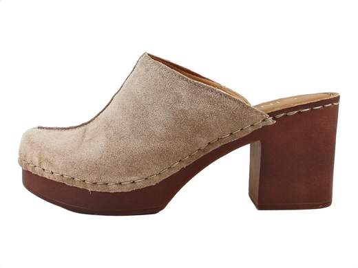 Sabot da donna stile olandese in pelle scamosciata tortora con tacco comodo, plateau leggerissimo e sottopiede imbottito per un comfort quotidiano.
