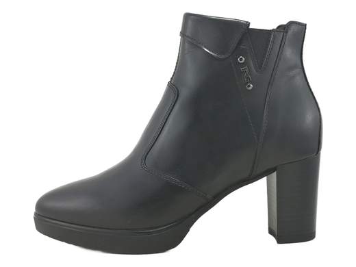 Tronchetti NeroGiardini in pelle nera con tacco 7 cm e plateau 1,5 cm. Eleganti, grintosi e super comodi. Ovviamente Made in Italy.<br /><br />I tronchetti donna NeroGiardini I513800D 100 sono il classico che non stanca mai, ma con quella grinta in più che fa la differenza. Realizzati in pelle nera, impreziositi da un inserto elastico laterale e dal logo in metallo brunito, sono discreti ma pieni di personalità.<br /><br />All’interno trovi fodera in pelle e sottopiede in pelle imbottito, per una camminata morbida e stabile anche dopo tante ore. Il tacco a blocco da 7 cm, addolcito da un plateau da 1,5 cm, slancia senza sacrificare la comodità. La zip laterale interna rende la calzata rapida e pratica, mentre la suola in gomma antiscivolo ti accompagna in sicurezza nelle giornate più intense.<br /><br />Classici ma tutt’altro che banali, questi tronchetti sono perfetti per dare carattere ai tuoi look da ufficio e brillare anche la sera.<br />Ovviamente Made in Italy.<br /><br />Se cerchi eleganza, comfort e un pizzico di grinta… questi tronchetti fanno proprio al caso tuo: aggiungili subito al tuo outfit!