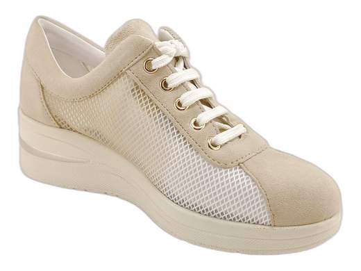 Sneakers CINZIA Soft in rete e camoscio con zeppa 5 cm, fresche e comode anche nelle giornate più calde. Comfort e stile assicurati!<br /><br />Le sneakers CINZIA Soft IV0923492 sono quelle alleate perfette per chi vuole freschezza, stile e una camminata da 10 e lode! <br />Realizzate in tessuto a rete con sfumature degradé e dettagli in camoscio, sono leggere come l’aria e pronte a regalarti comfort tutto il giorno. <br />Chiusura regolabile con lacci per una calzata perfetta e sottopiede in pelle, imbottito ed estraibile: igiene, traspirabilità e relax non vanno mai in vacanza! <br />Il fondo zeppa in gomma leggera da 5 cm ti regala altezza senza sacrifici. Ideali per ogni occasione, anche nelle giornate più bollenti. <br />Con CINZIA Soft si va sul sicuro… ma con stile!