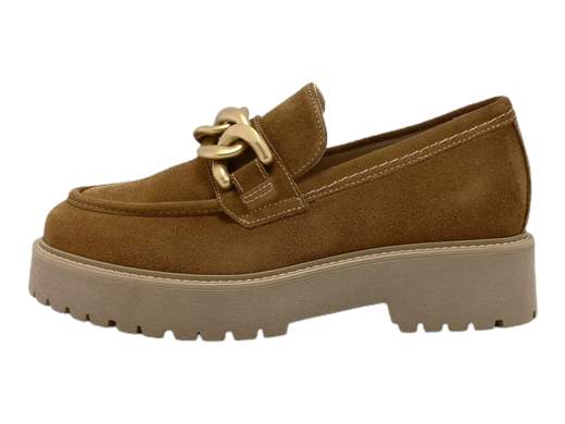 Esplora l'eleganza senza tempo con il mocassino da donna NeroGiardini I205110D. Realizzato in raffinato camoscio velour e arricchito da un accessorio a catena, questo mocassino è perfetto per la donna attiva che non vuole rinunciare allo stile. La suola in gomma carrarmato offre aderenza e resistenza su qualsiasi superficie. Progettato e realizzato con maestria in Italia, questo mocassino unisce moda e funzionalità per un look senza compromessi. Rinnova il tuo guardaroba con l'artigianalità italiana di NeroGiardini.