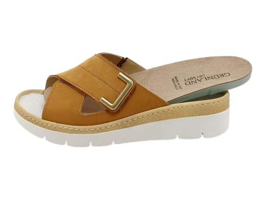 Ciabatta donna Grunland CE 0855 68MOLL in pelle nabuk con fascia incrociata, plantare estraibile Dry Soft e zeppa 4 cm. Comfort Made in Italy.<br /><br />Le ciabatte donna Grunland CE 0855 68MOLL sono la scelta perfetta se cerchi comfort e praticità senza rinunciare allo stile. La tomaia in morbida pelle nabuk con ampia fascia ad incrocio avvolge il piede con eleganza, mentre l’apertura completa a strappo assicura una calzata personalizzata e veloce.<br /><br />Il sottopiede estraibile in pelle DRY SOFT è studiato per assorbire l’umidità e rendere ogni passo più morbido. E se vuoi, puoi sostituirlo con un plantare personale: un plus irrinunciabile per chi ha esigenze specifiche.<br /><br />La zeppa in gomma antiscivolo da 4 cm ti regala stabilità e comodità per tutto il giorno, che tu sia a casa, in vacanza o in giro per il tempo libero.<br /><br />Quando si parla di Grunland, il comfort incontra la qualità artigianale Made in Italy: un vero alleato per il benessere quotidiano.<br /><br />Scoprile ora e lascia che ogni camminata diventi più leggera!