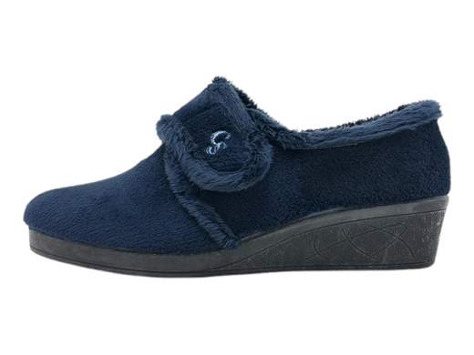 Pantofole donna CINZIA Soft in velluto con bordo in pelliccia, chiusura a strappo e zeppa da 4 cm. Calde, comode e chic. Scoprile su Laporta Calzature! <br /><br />Le pantofole CINZIA Soft IEA3801 non sono solo per casa, sono un abbraccio per i tuoi piedi! Realizzate in velluto con un elegante bordo in pelliccia, hanno un design a mocassino con pratica chiusura a strappo per una calzata perfetta. <br />L’interno in tessuto spesso e caldo è una coccola, soprattutto per chi ha sempre i piedi freddi. <br />E non è finita qui: la zeppa di 4 cm ti regala quel tocco di altezza e la suola in gomma naturale antiscivolo è ideale anche per una rapida uscita all’esterno. <br />Con queste pantofole, stile e comfort vanno a braccetto. Scoprile su Laporta Calzature e fai felici i tuoi piedi!