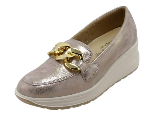 Scopri i Mocassini Zeppa ENVAL Soft 5760922 Ronda in pelle metallizzata taupe con catena dorata, comodi e alla moda, su Laporta Calzature. Acquista ora!<br /><br />I Mocassini Zeppa ENVAL Soft 5760922 Ronda, disponibili su Laporta Calzature, offrono il perfetto mix di stile e comfort, ideali per l'uso urbano e le mezze stagioni. <br />Realizzati in morbida pelle metallizzata con un elegante effetto nuvolato color taupe, questi mocassini sono impreziositi da un raffinato accessorio a catena dorata. <br />La comoda zeppa sportiva di 5,5 cm aggiunge altezza senza sacrificare la praticità, rendendoli perfetti per l’uso quotidiano. <br />Il sottopiede estraibile in memory foam rivestito in pelle assicura un comfort eccezionale per tutta la giornata. <br />Orgogliosamente Made in Italy, questi mocassini rappresentano qualità e artigianalità italiana. <br />Aggiungi un tocco di eleganza al tuo guardaroba, acquista ora su Laporta Calzature!
