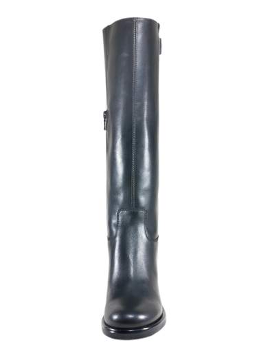 Stivali NeroGiardini in pelle nera, caldi e raffinati, con tacco comodo e zip laterale. Perfetti per look eleganti e pratici nelle giornate fredde.<br /><br />Questi stivali NeroGiardini in morbida pelle nera sono la scelta ideale per affrontare l’inverno con stile. Il gambale è impreziosito da un accessorio metallico tono su tono, elegante senza esagerazioni.<br /><br />All’interno trovi una fodera completamente in pelle e un sottopiede imbottito che rende la calzata piacevole per tutta la giornata. Il tacco a blocco da 5,5 cm è largo, stabile e abbinato a una suola in gomma robusta, pensata proprio per le basse temperature e il fondo bagnato.<br /><br />La zip laterale interna, alta fino a metà gambale, facilita la calzata senza rinunciare all’effetto estetico dello stivale a tubo. Un modello grintoso, raffinato e incredibilmente versatile: dall’ufficio alle uscite serali, puoi muoverti con comfort e stile, sempre con le gambe al caldo. Ovviamente Made in Italy.<br /><br />Scoprili ora e completa il tuo look con un tocco di eleganza funzionale.