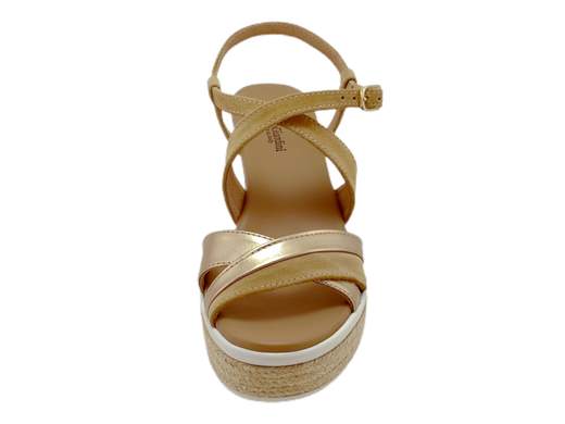 Scopri i Sandali Donna NeroGiardini E307710D in pelle velour e laminato, comodi e chic, su Laporta Calzature. Acquista ora!<br /><br />I Sandali Donna NeroGiardini E307710D, disponibili su Laporta Calzature, sono realizzati in morbida pelle velour e laminato con fodera in pelle, garantendo comfort e stile. <br />L'incrocio anteriore bi-materiale dona un look ricercato e unico. <br />Il cinturino incrociato sul collo del piede e il sottopiede imbottito in pelle assicurano una calzata estremamente comoda e stabile. <br />La zeppa di 7 cm, con elegante inserto in corda, offre la perfetta combinazione di altezza e comodità. <br />Orgogliosamente Made in Italy, questi sandali aggiungono un tocco di classe al tuo guardaroba estivo. <br />**Non lasciarteli sfuggire, acquista ora su Laporta Calzature!**