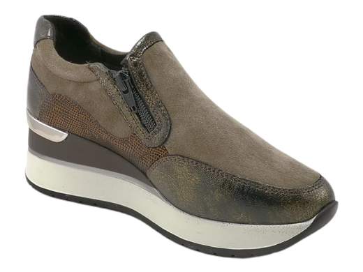 Esplora lo stile e il comfort con le sneakers donna Cinzia Soft IV2520320. Queste sneakers si distinguono per il design sofisticato: realizzate in camoscio con inserti lucidi stampati, offrono un look unico e accattivante. Dotate di due chiusure lampo laterali per una calzata rapida e comoda, queste sneakers uniscono praticità e stile. Il sottopiede imbottito in pelle, estraibile per una pulizia agevole, assicura un comfort straordinario, mentre il fondo ginnico alto 5,5 cm aggiunge un tocco di elevazione alla tua camminata. Scegli queste sneakers per un look distintivo che ti accompagna in ogni momento, unendo design innovativo e comfort eccezionale.