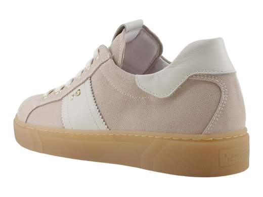 Scarpa sportiva donna NeroGiardini in pelle scamosciata color femme con suola platform miele e plantare traspirante memory foam per un comfort urbano superiore.