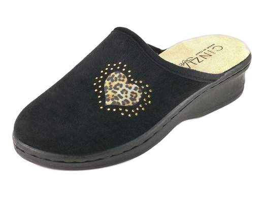 Pantofole donna invernali aperte dietro in peluche nero con zeppa antiscivolo. Calde, comode e stabili per la casa. Made in Italy.<br /><br />Queste pantofole donna invernali sono pensate per offrire calore, comfort e stabilità durante la stagione fredda, senza rinunciare a un tocco elegante. La tomaia è realizzata in peluche nero liscio, impreziosita da un grazioso decoro maculato a forma di cuore, rifinito con piccoli strass dorati che donano luminosità e femminilità.<br /><br />La fodera interna in tessuto caldo avvolge il piede assicurando una piacevole sensazione di morbidezza e protezione dal freddo. Il sottopiede imbottito in velluto garantisce un appoggio confortevole, ideale per un utilizzo quotidiano prolungato in casa.<br /><br />Il fondo a zeppa da 4 cm in gomma, flessibile e antiscivolo, assicura stabilità e sicurezza anche su superfici leggermente bagnate, rendendo queste pantofole perfette non solo per il relax ma anche per le normali attività domestiche.<br /><br />Una pantofola pratica, calda e decorativa, ideale per vivere la casa in totale comfort durante l’inverno.<br /><br />Nota vestibilità: si consiglia di scegliere una taglia in più rispetto alla normale taglia utilizzata nelle pantofole.