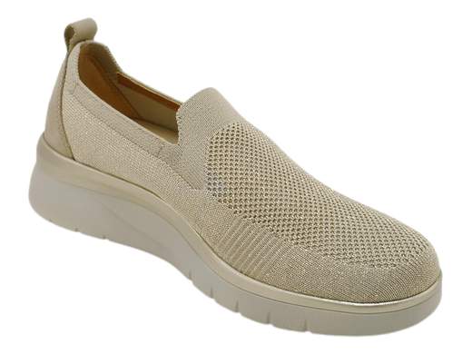 Scopri i Mocassini CINZIA Soft IV821482 003 in tessuto laminato traspirante, comodi e freschi, su Laporta Calzature. Acquista ora!<br /><br />I Mocassini CINZIA Soft IV821482 003, disponibili su Laporta Calzature, offrono un mix perfetto di stile e comfort. <br />Realizzati in morbido tessuto laminato traspirante, sono ideali per garantire freschezza anche durante i mesi estivi. <br />Il comodo fondo platform di 4 cm aggiunge un tocco moderno e garantisce stabilità durante la camminata. Il sottopiede estraibile imbottito in pelle offre un comfort eccezionale, rendendo questi mocassini perfetti per l'uso quotidiano. <br />Questi mocassini sono la scelta ideale per chi cerca qualità e comodità in una calzatura versatile. <br />Non perdere l'occasione di aggiungere comfort e stile al tuo guardaroba, acquista ora su Laporta Calzature!