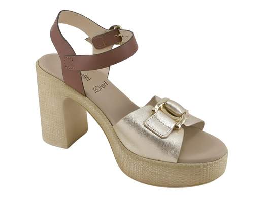 Sandalo donna NeroGiardini in pelle con tacco largo 9cm, plateau 3cm e accessorio dorato, disponibile nelle varianti miele/cuoio e bianco/cipria con sottopiede memory.