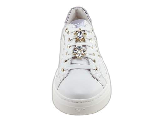 Sneakers NeroGiardini E513060D in pelle bianca con charms dorati removibili, sottopiede DryGo estraibile e platform 4,5 cm. Comode e Made in Italy!<br /><br />Le NeroGiardini E513060D sono le sneakers che mettono il buonumore ai tuoi piedi! <br />Realizzate interamente in morbida pelle bianca, sono impreziosite da un trio di charm dorati e brillanti (una tartaruga, un quadrifoglio e una coccinella portafortuna) — tutti removibili, ovviamente, per adattarsi al tuo umore o al tuo outfit. <br />Foderate in pelle e dotate di sottopiede estraibile DryGo, assicurano freschezza e comfort per tutto il giorno. <br />Il platform in gomma da 4,5 cm ti solleva con grinta… ma senza far perdere il contatto con lo stile. <br />Le trovi su Laporta Calzature. Dai, fai un passo fortunato!