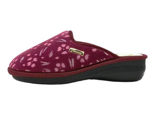 Esplora la pantofola da donna Susimoda 63240/61! Realizzate con amore in Italia, queste pantofole sono la perfetta combinazione di comfort e stile. Con una tomaia in morbido velluto blu e bordeaux con una stampa fantasia vivace, aggiungeranno un tocco di colore e allegria alle tue giornate in casa. Il sottopiede in pelle offre un comfort straordinario, mentre il fondo zeppa di 4 cm extra leggero ti permette di camminare con facilità. Calde, leggere e incredibilmente comode, queste pantofole sono un vero must-have per i momenti di relax. Rilassati con stile e coccola i tuoi piedi con le pantofole Susimoda!