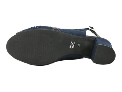 Esplora l'eleganza senza tempo del sandalo da donna slingback Cinzia Soft MM5294609 001. Realizzato con maestria in camoscio sintetico e vernice, questo sandalo è un'icona di stile e raffinatezza. L'accessorio con strass aggiunge un tocco di brillantezza, mentre il sottopiede imbottito in pelle assicura un comfort eccezionale. Con un comodo tacco rivestito di 5 cm, questo sandalo è perfetto per chi cerca un equilibrio tra moda e praticità. Realizzato in Italia, rappresenta la migliore qualità artigianale.