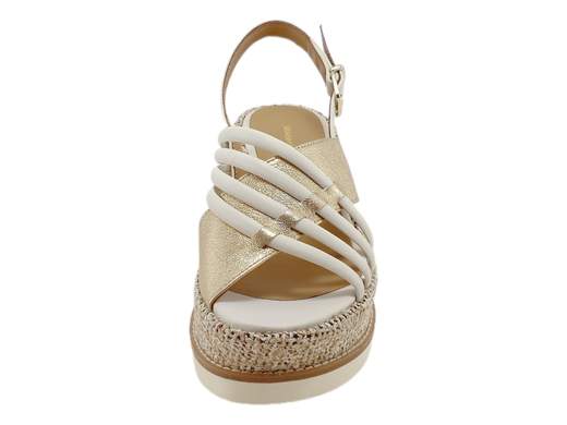 Sandali con zeppa Gianmarco Sorelli: pelle effetto foglia oro, comfort leggero e dettagli ricercati. Comodi, chic e Made in Italy.<br /><br />Hai detto zeppa con stile? Ecco i Gianmarco Sorelli 3027/JIL/XLG, quei sandali che metti una volta e non togli più — a meno che tu non voglia rovinare l’effetto “diva rilassata”.<br /><br />Le fasce incrociate in pelle bicolore color off white e oro, con effetto foglia dorata, sono pura luce ai piedi. Un tocco glam che non passa inosservato, ma senza esagerare (la sobrietà di chi sa brillare senza urlare). Il cinturino slingback regolabile garantisce stabilità anche quando corri… verso l’ultima fetta di torta al brunch.<br /><br />Comfort? Check. Il sottopiede in pelle imbottito coccola il piede, mentre la zeppa da 6,5 cm è fasciata in tessuto effetto juta melange – per dare quell’aria naturale, boho, ma super curata. E la suola Extralight in gomma fa il resto: morbida, leggera, quasi dimentichi di averli ai piedi.<br /><br />Perfetti come sandali con zeppa eleganti, ideali per look estivi raffinati, eventi informali o semplicemente per sentirsi splendide… anche solo andando a fare la spesa.<br />*Made in Italy*, ovviamente. Perché il vero stile parte da sotto.