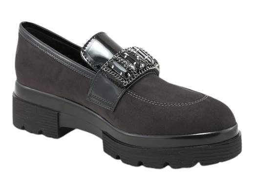 Esplora l'eleganza senza tempo con il mocassino da donna Cinzia Soft MM4836. Questo mocassino, confezionato con cura utilizzando camoscio e vernice, si distingue per il suo design accattivante arricchito da un raffinato accessorio di pietre in tinta. Grazie al sottopiede imbottito in pelle, garantisce comfort prolungato e una sensazione di lusso ad ogni passo. Con un fondo carrarmato alto 5 cm, unisce stile e praticità, offrendo un tocco di altezza senza compromettere il comfort. Scegli il Cinzia Soft MM4836 per un look sofisticato e un comfort duraturo.