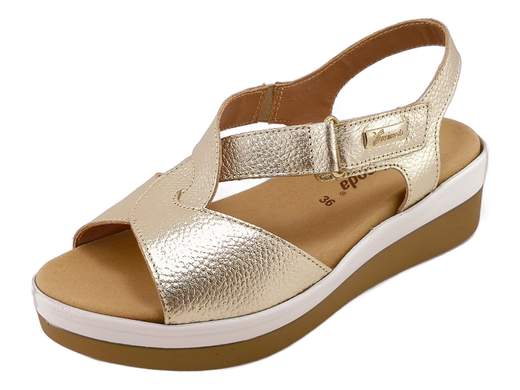 Sandali SUSIMODA 2012/34 con tomaia in pelle, chiusura a strappo ed elastico, plantare assorbente e zeppa 4,5 cm. Comfort e stile Made in Italy.<br /><br />I SUSIMODA 2012/34 sono la scelta perfetta per chi desidera un sandalo comodo ma con un look curato. La tomaia, interamente in pelle laminata, combina una fascia ampia e morbida con eleganti incroci sul collo del piede. Da un lato trovi un comodo elastico che accompagna i movimenti, dall'altro una chiusura a strappo regolabile per adattarsi perfettamente alla pianta.<br /><br />Il plantare, morbido e imbottito, è rivestito in microfibra assorbente studiata per mantenere il piede asciutto anche nelle giornate più calde. La zeppa leggera in poliuretano da 4,5 cm offre il giusto sostegno senza appesantire il passo. Ovviamente Made in Italy.<br /><br />Cerchi un sandalo pratico da indossare tutto il giorno, ma che abbia comunque un tocco di stile? Questo modello è pensato proprio per te.