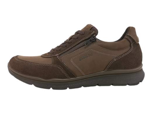 Esplora l'eleganza e il comfort con le sneakers da uomo ENVAL Soft 6720711 Benthic. <br />Realizzate in morbida pelle nabuk caffè, queste sneakers offrono una calzata comoda con doppia chiusura: lacci e cerniera. <br />Il plantare estraibile Memory Foam in pelle assicura un sostegno personalizzato per i tuoi piedi, mentre la suola in poliuretano leggero e flessibile garantisce stabilità e stile. <br />Scegli l'autentica qualità Made in Italy per un passo sicuro e distintivo.