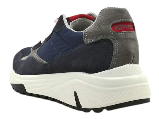 Scegli lo stile e il comfort con questa sneaker da uomo Igi&Co 3630700. Realizzata in Italia, presenta una combinazione di pelle scamosciata e tessuto blu con vivaci inserti colorati. La chiusura classica con lacci offre una calzata sicura, mentre il soffice plantare imbottito in pelle memory foam garantisce comfort tutto il giorno. Con un fondo ginnico di 4,5 cm, questa sneaker unisce moda e funzionalità. Rafforza il tuo look con il tocco italiano di queste sneakers.