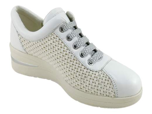 Calzatura estiva da donna traspirante con soletta in pelle estraibile e zeppa leggera di 5 cm per il massimo sollievo quotidiano e una calzata comoda.