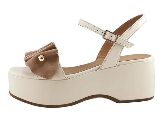 Sandalo elegante da donna Gianmarco Sorelli in pelle milk con zeppa platform da 6 cm e dettaglio drappeggiato in camoscio castoro.