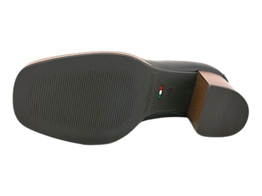 Eleva il tuo stile con il mocassino raffinato da donna NeroGiardini I205060D. Realizzato in pregiata pelle con un elegante accessorio catena, questo mocassino offre un tacco a blocco di 8 cm e un plateau da 1 cm per una camminata sicura e comoda. La suola in gomma antiscivolo assicura una stabilità ottimale. Questo capolavoro italiano unisce moda e funzionalità per una calzatura sofisticata adatta a ogni occasione. Scopri l'artigianalità italiana con NeroGiardini.