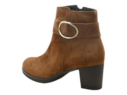 Scopri i Tronchetti Donna Susimoda 84210/81 in camoscio con cinturino e accessorio metal, comodi ed eleganti con tacco a blocco di 5,5 cm. Acquista ora! <br /><br />I Tronchetti Donna Susimoda 84210/81, disponibili su Laporta Calzature, uniscono comfort e stile in un design raffinato e versatile. <br />Realizzati in camoscio invernale di qualità, questi tronchetti sono impreziositi da un elegante cinturino alla caviglia con un grazioso accessorio metal, che aggiunge un tocco di classe. <br />La pratica zip laterale consente una calzata rapida e senza sforzo, ideale per le giornate piene ma sempre all'insegna dell'eleganza. <br />Il sottopiede imbottito in pelle assicura un comfort duraturo, mentre la suola in gomma antiscivolo e il tacco a blocco di 5,5 cm offrono stabilità e un pizzico di altezza. <br />Perfetti per un outfit da ufficio o per una serata spensierata con gli amici. <br />Scegli raffinatezza e praticità: acquista ora su Laporta Calzature e rendi unico ogni passo!