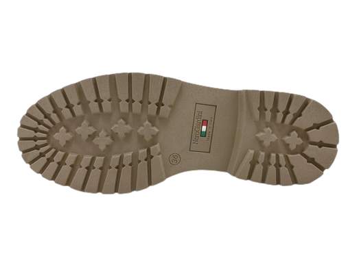 Esplora l'eleganza senza tempo con il mocassino da donna NeroGiardini I205110D. Realizzato in raffinato camoscio velour e arricchito da un accessorio a catena, questo mocassino è perfetto per la donna attiva che non vuole rinunciare allo stile. La suola in gomma carrarmato offre aderenza e resistenza su qualsiasi superficie. Progettato e realizzato con maestria in Italia, questo mocassino unisce moda e funzionalità per un look senza compromessi. Rinnova il tuo guardaroba con l'artigianalità italiana di NeroGiardini.