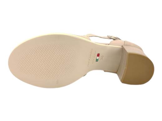 Tronchetto NeroGiardini E409760D: eleganza a tutta altezza!<br />Pelle micro forata, fodera interna, fibbia, sottopiede imbottito e tacco di 7 cm. Acquista subito!