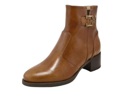 Scopri l'eleganza senza tempo con il tronchetto da donna NeroGiardini I308232D. Realizzato interamente in pelle e impreziosito da un raffinato accessorio metal, questo tronchetto è il perfetto connubio tra stile e comfort. Il sottopiede in pelle estraibile DryGo assorbe l'umidità, garantendo comfort e benessere ad ogni passo. La suola in gomma offre una presa sicura, mentre il tacco comodo alto 4 cm aggiunge un tocco di sofisticatezza. Questo tronchetto Made in Italy è la scelta ideale per una donna moderna e raffinata. Acquista ora e vivi l'autentica bellezza italiana.