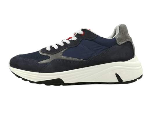 Scegli lo stile e il comfort con questa sneaker da uomo Igi&Co 3630700. Realizzata in Italia, presenta una combinazione di pelle scamosciata e tessuto blu con vivaci inserti colorati. La chiusura classica con lacci offre una calzata sicura, mentre il soffice plantare imbottito in pelle memory foam garantisce comfort tutto il giorno. Con un fondo ginnico di 4,5 cm, questa sneaker unisce moda e funzionalità. Rafforza il tuo look con il tocco italiano di queste sneakers.