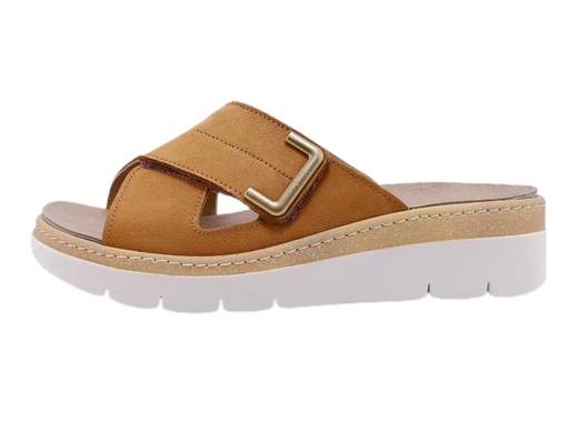 Ciabatta donna Grunland CE 0855 68MOLL in pelle nabuk con fascia incrociata, plantare estraibile Dry Soft e zeppa 4 cm. Comfort Made in Italy.<br /><br />Le ciabatte donna Grunland CE 0855 68MOLL sono la scelta perfetta se cerchi comfort e praticità senza rinunciare allo stile. La tomaia in morbida pelle nabuk con ampia fascia ad incrocio avvolge il piede con eleganza, mentre l’apertura completa a strappo assicura una calzata personalizzata e veloce.<br /><br />Il sottopiede estraibile in pelle DRY SOFT è studiato per assorbire l’umidità e rendere ogni passo più morbido. E se vuoi, puoi sostituirlo con un plantare personale: un plus irrinunciabile per chi ha esigenze specifiche.<br /><br />La zeppa in gomma antiscivolo da 4 cm ti regala stabilità e comodità per tutto il giorno, che tu sia a casa, in vacanza o in giro per il tempo libero.<br /><br />Quando si parla di Grunland, il comfort incontra la qualità artigianale Made in Italy: un vero alleato per il benessere quotidiano.<br /><br />Scoprile ora e lascia che ogni camminata diventi più leggera!