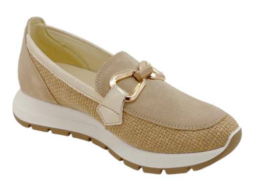Mocassini donna IGI&CO Ermione 7659711 in camoscio biscotto con dettaglio dorato, plantare estraibile e suola ammortizzante. Scoprili su Laporta Calzature! <br /><br />Un classico senza tempo con un tocco di modernità! I mocassini IGI&CO Ermione 7659711 in morbida pelle scamosciata e tessuto stampato color biscotto regalano stile ed eleganza a ogni passo. <br />Il delicato accessorio dorato aggiunge un tocco raffinato, mentre il plantare imbottito estraibile (2 cm al tallone) assicura massimo comfort ed è sostituibile con uno correttivo. <br />Il fondo platform da 3,5 cm, leggero e ammortizzante, offre praticità e slancio senza rinunciare alla comodità. <br />Made in Italy, perfetti per ogni occasione! Li trovi su Laporta Calzature, ordinali ora!