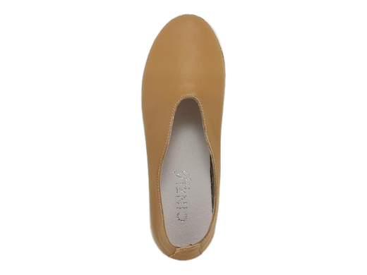 Ballerine CINZIA Soft PQ8245449C in pelle morbidissima, fodera traspirante e suola flessibile da 3 cm. Comfort e stile perfetti per l’estate! <br /><br />Leggere come una piuma, fresche come una brezza estiva! <br />Le ballerine CINZIA Soft PQ8245449C, in pelle morbidissima color cuoio, avvolgono il piede con delicatezza, mentre la fodera traspirante assicura il massimo comfort anche nelle giornate più calde. <br />Il plantare imbottito in pelle è estraibile, adattandosi a ogni esigenza, e la suola flessibile con intagli da 3 cm dona leggerezza e libertà di movimento. <br />Pratiche, versatili e perfette per ogni occasione! Disponibili su Laporta Calzature, provale subito!