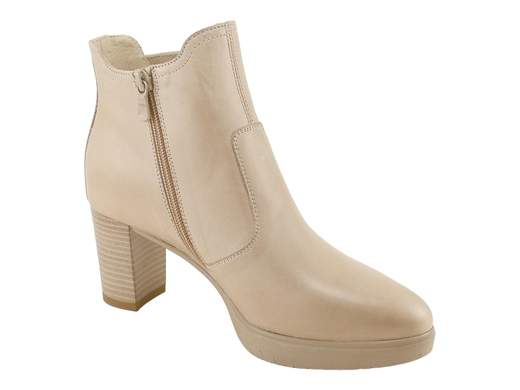 Tronchetto donna NeroGiardini in pelle champagne con tacco largo e plateau, inserto traforato laterale e design Made in Italy per comfort quotidiano.